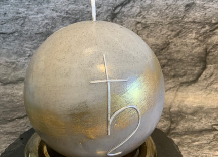 Graue Saturn-Kerze für das Sternzeichen Steinbock mit weißer und goldener Wachsdekoration