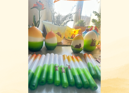 Handarbeit in der Kerzenwerkstatt – Herstellung und Dekoration von Oster Stabkerzen mit Wachsapplikationen