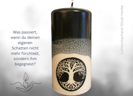 Ritualkerze mit Baum-des-Lebens-Motiv für Rauhnächte und Meditation, handgefertigt in der Lichtermacherei.