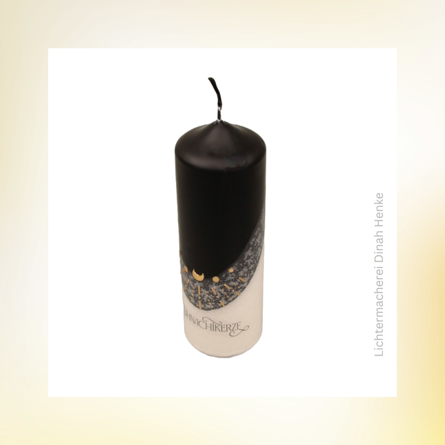 Handgemachte Kosmische Rauhnachtkerze in Schwarz-Weiß mit Goldwachs-Verzierung und Schriftzug.
