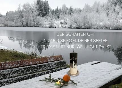 Spiegel deiner Seele. Rauhreif am See. Darstellung des Übergangs von Dunkelheit zu Licht – inspiriert von der Rauhnachtkerze als Sinnbild für Transformation und Heilung- im Spiegelsee in Kupferberg bei Wirsberg. 