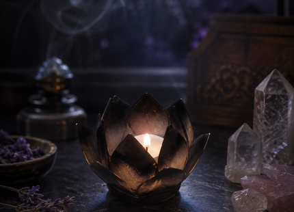 Ein schwarzes Lotus-Windlicht sorgt für eine beruhigende, mystische und klare Atmosphäre auf einem geschmückten spirituellen Altar.