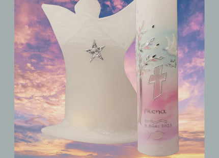 Taufkerze mit Lebensbaum und mit Wachsbild "Schutzengel" am Horizont der Wintersonne