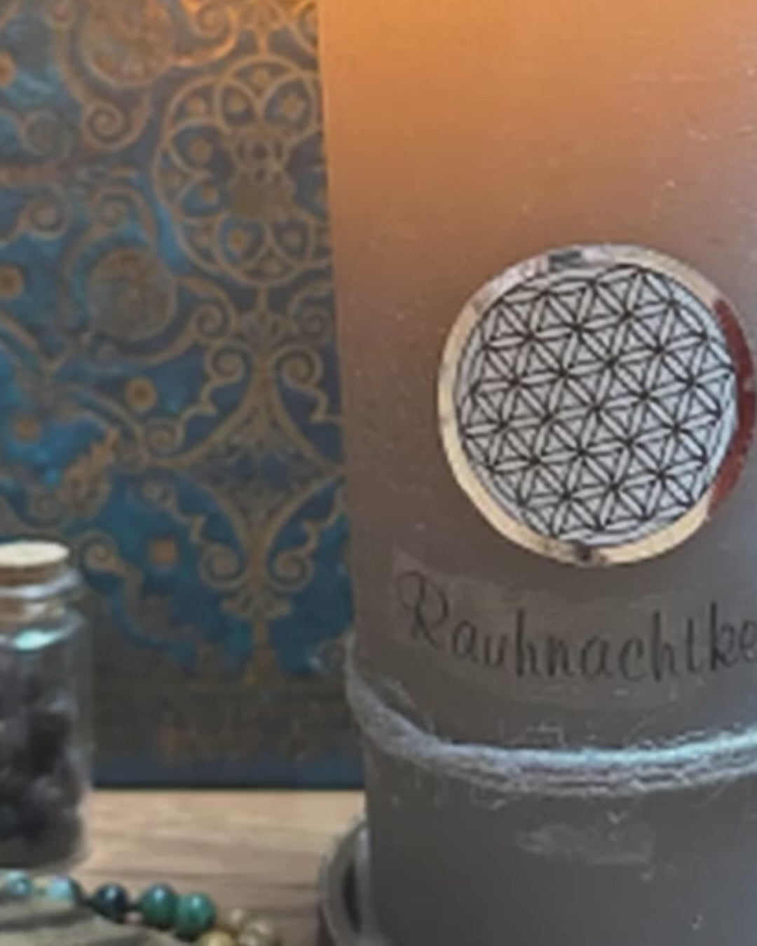 Rauhnachtkerze mit der Blume des Lebens – Ritualkerze zur Wintersonnwende