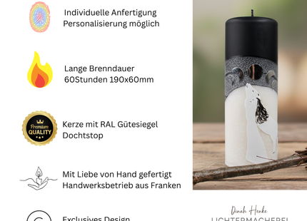 Exklusive Premium Designkerze von Dinah Henke mit Mondphasenmotiv und Wolf – Teil der Geschichtenkerzen-Kollektion für die Rauhnächte 2025.