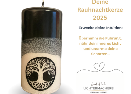 Handgemachte Rauhnachtkerze Weltenbaum in Schwarz-Weiß – Symbol für Balance von Licht und Schatten.