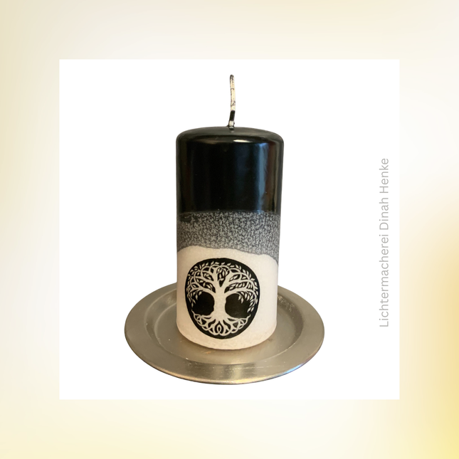 Ritualkerze mit Baum-des-Lebens-Motiv für Rauhnächte und Meditation, handgefertigt in der Lichtermacherei.