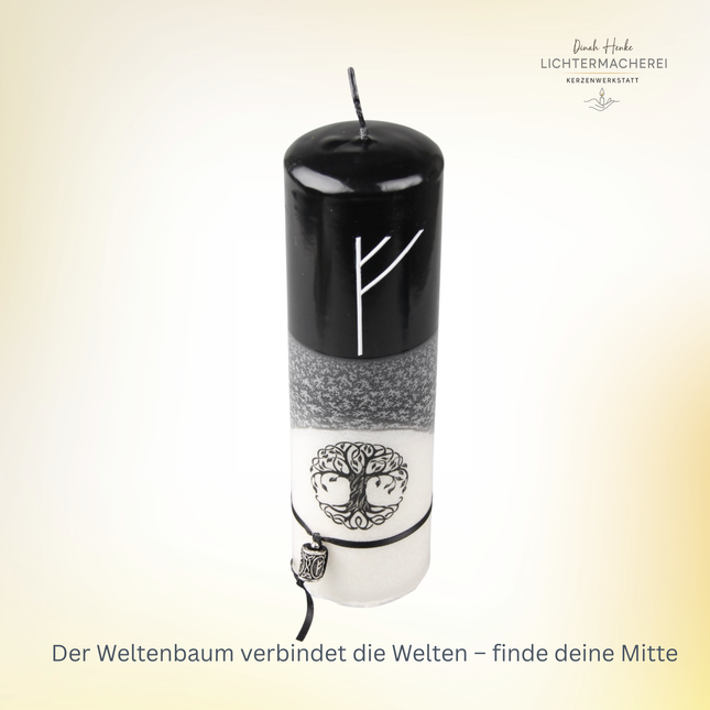 Runenkerze Duality mit Weltenbaum und kristallklarem Rauhnachtreif in Schwarz-Weiß.
