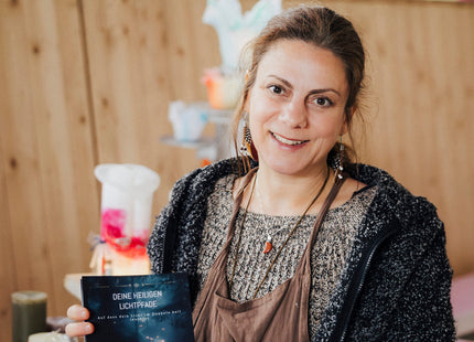 Dinah Henke mit ihrem Kerzenstand auf Schloss Falkenhaus. Mit ihren Rauhnachtsbuch die heiligen Lichtpfade. 