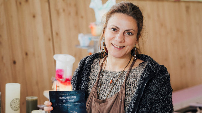 Dinah Henke mit ihrem Kerzenstand auf Schloss Falkenhaus. Mit ihren Rauhnachtsbuch die heiligen Lichtpfade. 
