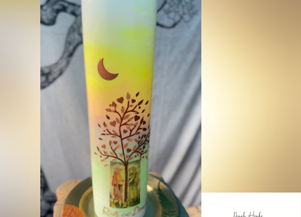 Handgefertigte spirituelle Traukerze mit Lebensbaum und symbolischen Elementen
