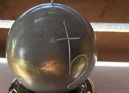 Handgemachte Sternzeichenkerze Steinbock als runde Kugelkerze mit Saturn-Symbol und goldener Wachskunst
