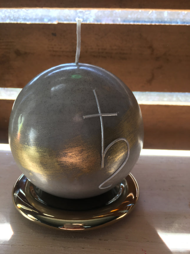 Handgemachte Sternzeichenkerze Steinbock als runde Kugelkerze mit Saturn-Symbol und goldener Wachskunst
