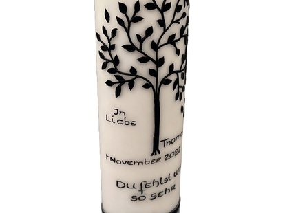 Trauerkerze mit Lebensbaum & schwarzer Schrift | Personalisierte Gedenkkerze | Handgemachtes Unikat