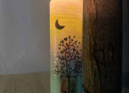 Traukerze mit Lebensbaum und goldenen Herzblättern als Symbol für Liebe und Wachstum
