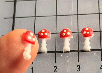 Kleine 1 cm rot weisse Glückspilze aus Wachs als liebevolle Kerzendeko für DIY-Projekte