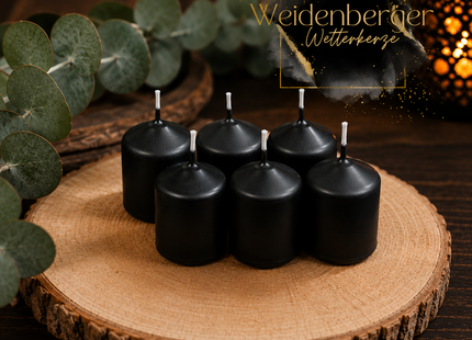 Sechs kleine schwarze Weidenberger Wetterkerzen im Set auf Holzscheibe mit Naturdekoration